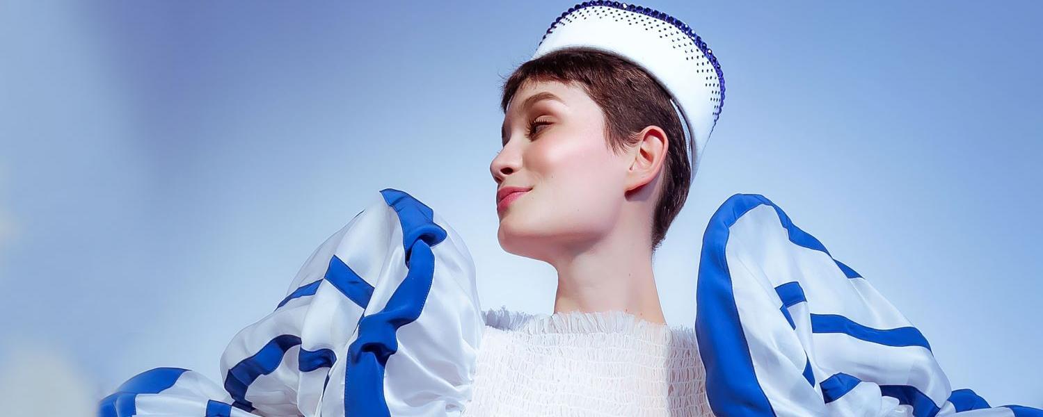 Foto: Anna Palermo_Elite Model Management Paris) De blå striber var oprindeligt en del af uniformen i den franske flåde (1858). Takket være Coco Chanel og ikke mindst som her Jean Paul Gaultier er mønstret stadig i brug. Foto: Anna Palermo_Elite Model Management Paris)